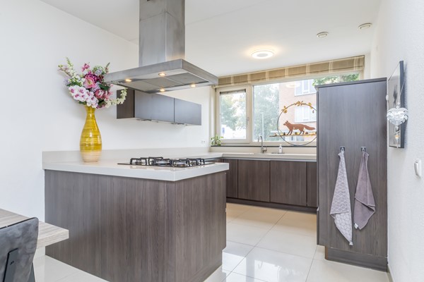 Foto - Te koop: In Landgraaf op een zeer kindvriendelijke locatie bevindt zich deze nette en moderne instapklare energiezuinige tussenwoning uit 2008